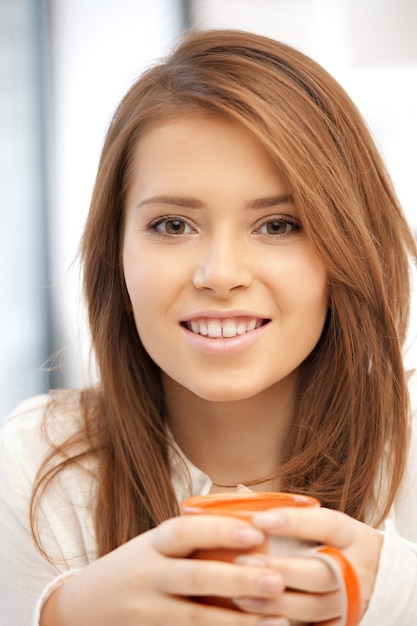 image lumineuse d'une jolie femme avec une tasse