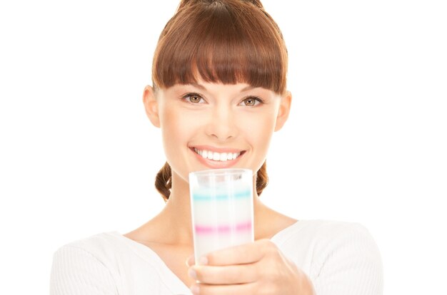 image lumineuse d'une jolie femme avec un verre de lait