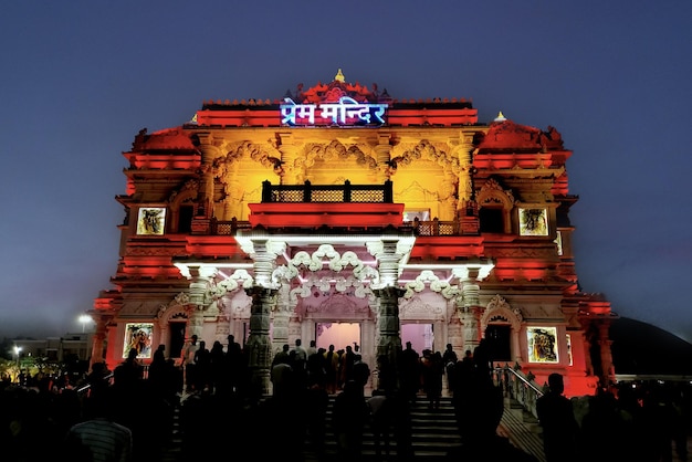 Une image lumineuse et lumineuse de prem mandir dans l'uttar pradesh