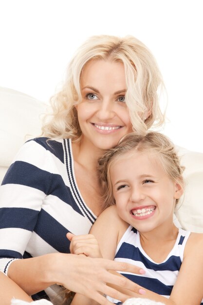 image lumineuse d'une mère heureuse et d'une petite fille.