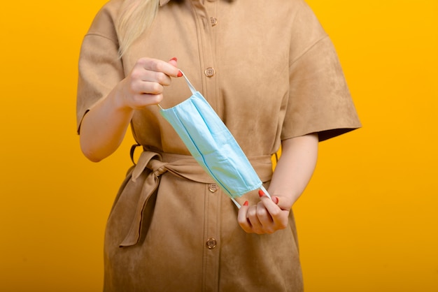 Image de mains féminines avec masque bleu