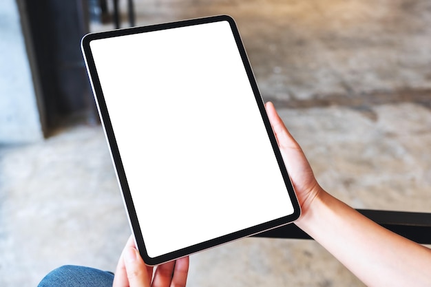 Image maquette d'une femme tenant une tablette avec un écran de bureau blanc vierge