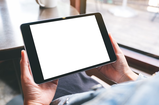 Image de maquette d'une femme tenant une tablette noire avec un écran blanc blanc