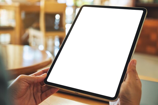 Image maquette d'une femme tenant une tablette numérique avec un écran de bureau blanc vierge