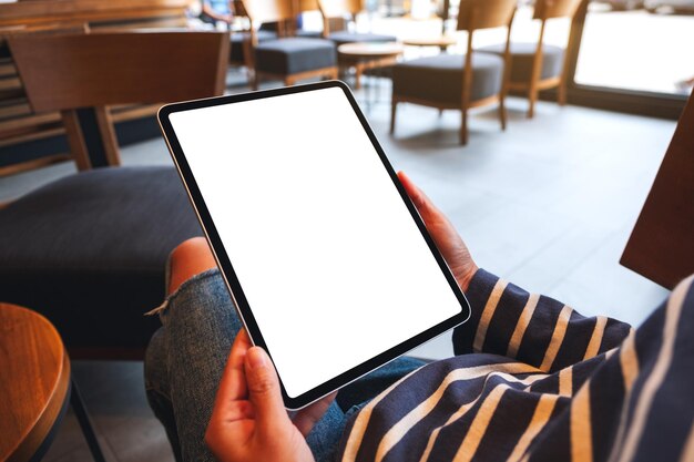 Image maquette d'une femme tenant une tablette numérique avec un écran de bureau blanc vierge