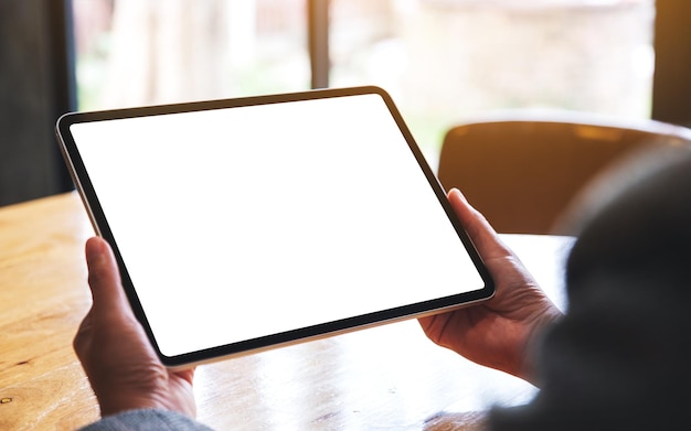 Image maquette d'une femme tenant une tablette numérique avec un écran de bureau blanc vierge