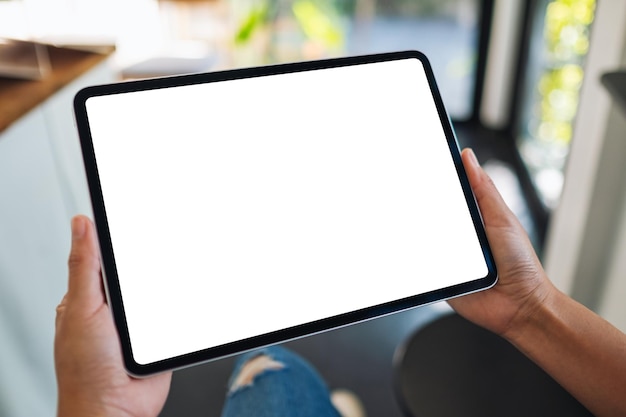 Image maquette d'une femme tenant une tablette numérique avec un écran de bureau blanc vierge