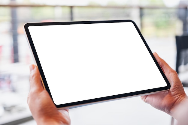 Image maquette d'une femme tenant une tablette numérique avec un écran de bureau blanc vierge