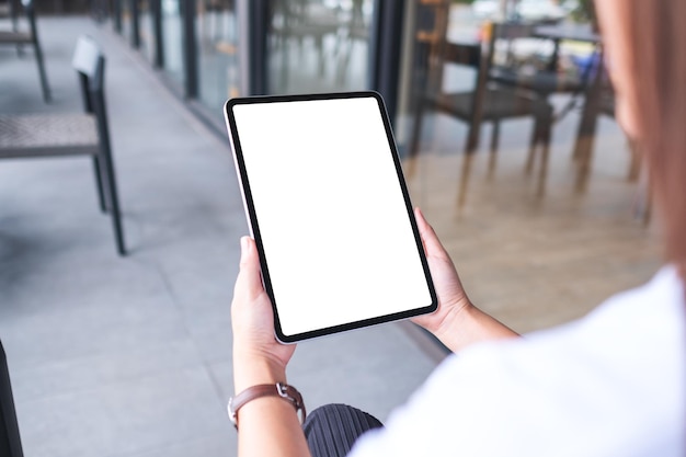 Image maquette d'une femme tenant une tablette numérique avec un écran de bureau blanc vierge