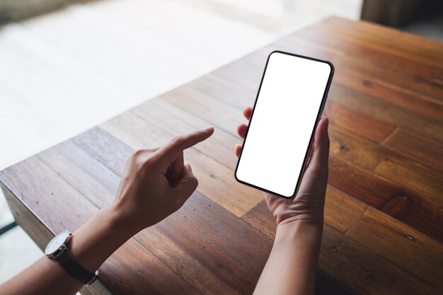 Image de maquette d'une femme tenant un téléphone portable avec un écran de bureau blanc vierge