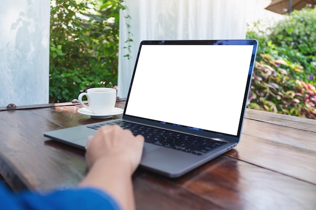 Image maquette d'une femme utilisant et touchant le pavé tactile d'un ordinateur portable avec un écran de bureau blanc vierge