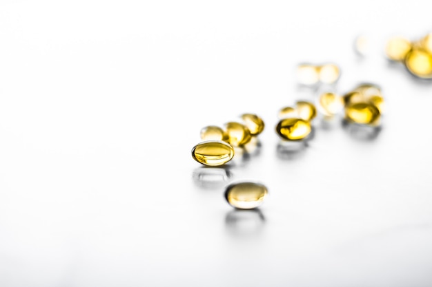 Image de marque pharmaceutique et concept scientifique pilules de vitamine d et d'oméga doré pour une alimentation saine nutrition complément alimentaire à l'huile de poisson capsules de pilules soins de santé et médecine comme arrière-plan de la pharmacie