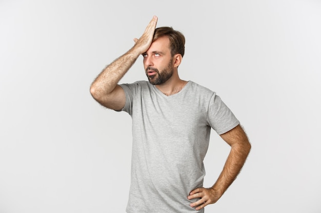 Image d'un mec agacé en t-shirt gris