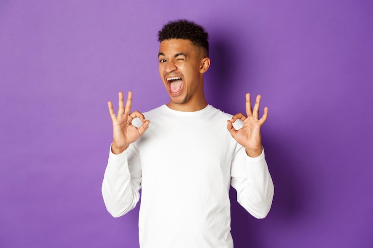 Photo image d'un mec heureux et heureux, clignant des yeux et souriant