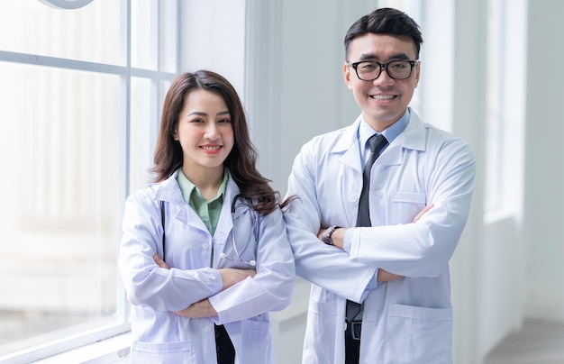 Image d'un médecin asiatique masculin et féminin