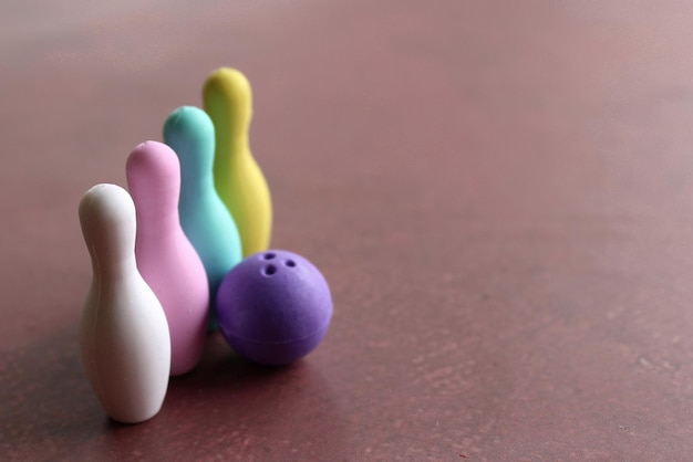 Image de mise au point sélective d'une boule de bowling et de quilles colorées avec espace de copie