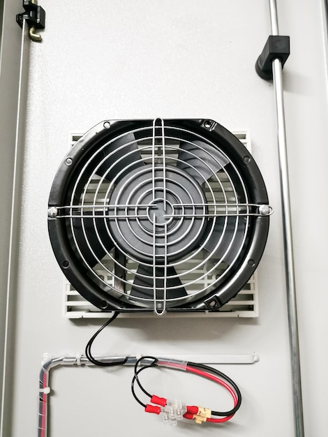 Image de mise au point sélective du ventilateur d'extraction dans le panneau électrique