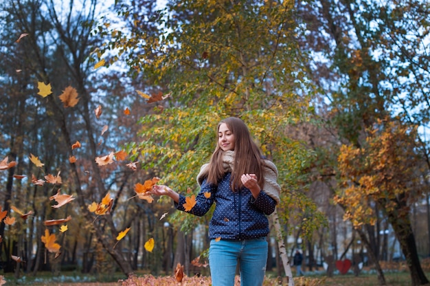 Image de mode de vie en plein air de belle fille heureuse