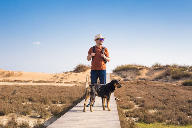 Image de mode de vie en plein air d'un homme voyageant avec un chien mignon.