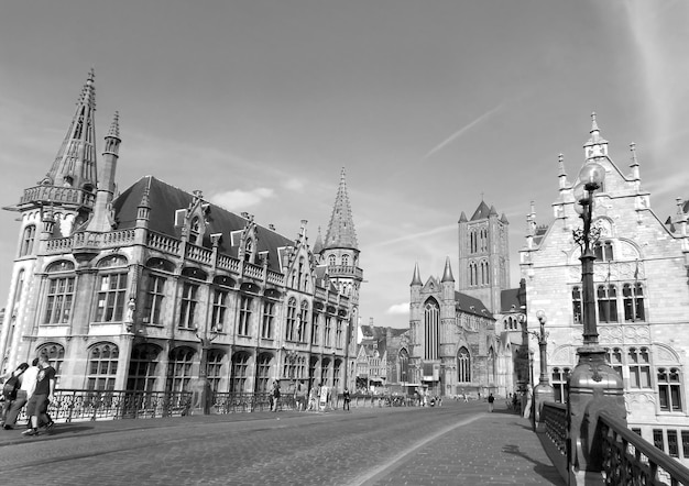 Image monochrome du pont Saint-Michel au coeur du centre historique de Gand Belgique