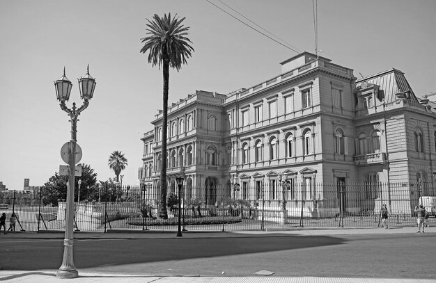 Image monotone du palais présidentiel Casa Rosada sur la Plaza de Mayo à Buenos Aires Argentine