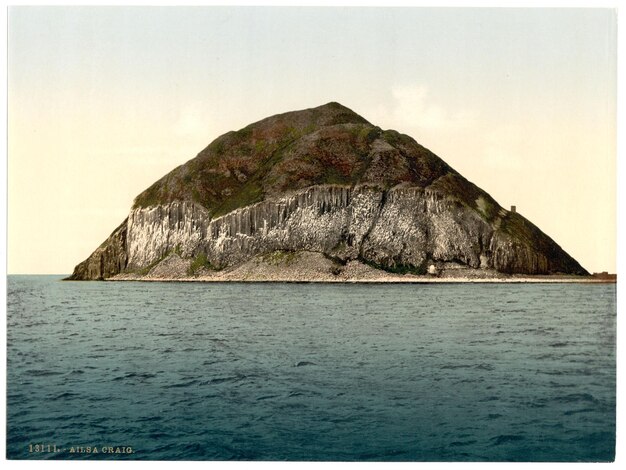 Photo une image d'une montagne avec une photo d'une plage et d'un océan en arrière-plan