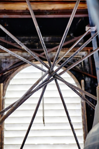Image de Nals se harcelant dans une sphère à l'intérieur d'un bâtiment abandonné avec un revêtement blanc en arrière-plan