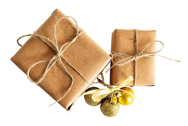 Image de Noël avec des coffrets cadeaux bruns rustiques et des boules dorées isolées sur un fond blanc