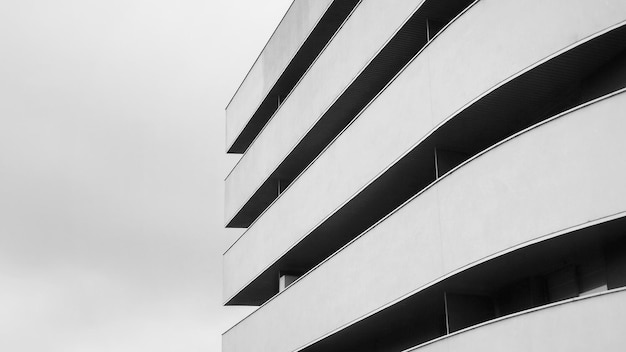 Image en noir et blanc de l'extérieur d'un bâtiment