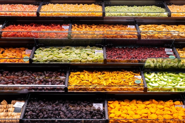 Image de nombreux fruits séchés stockés sur le marché