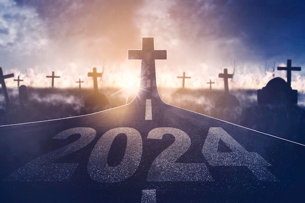 Image des numéros du nouvel an 2024 avec le symbole Croix au bout de la route dans le fond du cimetière