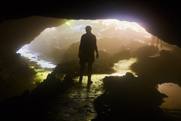 Image de l'ombre de la figure debout dans l'ouverture de la grotte (femme)