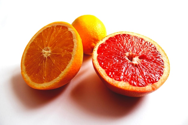 Image de pamplemousse orange et citron divisé en deux