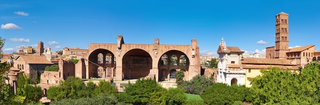 Image panoramique de la basilique en ruine de Maxence et Constantin à Rome