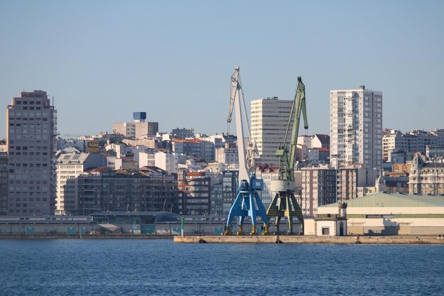 Image panoramique du front de mer du port dans le centre-ville de La Corogne