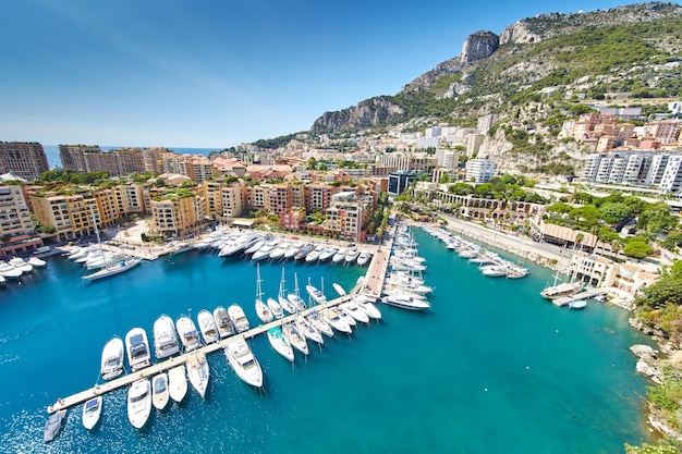 Image panoramique du port fontvieille monaco vue de dessus depuis monaco ville azur reflets du soleil de l'eau sur...