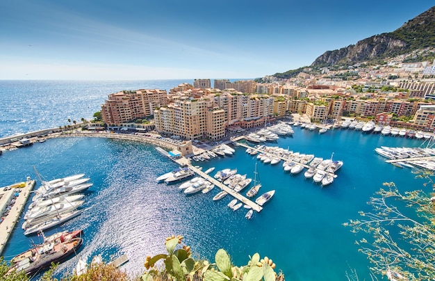 Image panoramique du port fontvieille monaco vue de dessus depuis monaco ville azur reflets du soleil de l'eau sur...