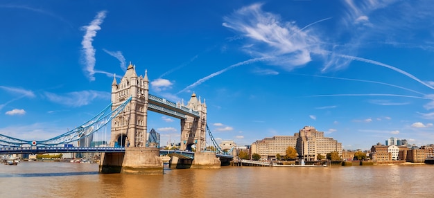 Image panoramique de Tower Bridge à Londres par une belle journée ensoleillée