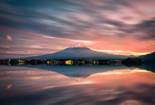 Image De Paysage Du Mont. Fuji Sur Le Lac Kawaguchiko Au Coucher Du Soleil à Fujikawaguchiko, Au Japon.