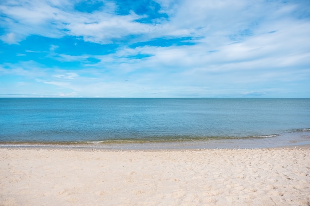 Image paysage de plage blanche tropicale avec fond bleu de la mer et du ciel