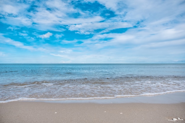 Image paysage de plage blanche tropicale avec fond bleu de la mer et du ciel