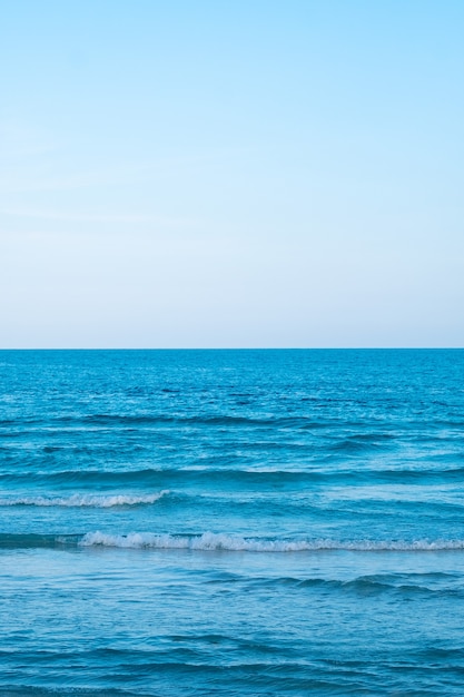 Image paysage de plage blanche tropicale avec fond de ciel bleu