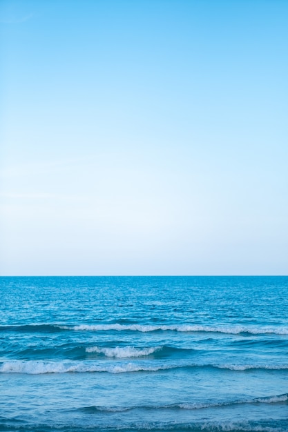 Image paysage de plage blanche tropicale avec fond de ciel bleu