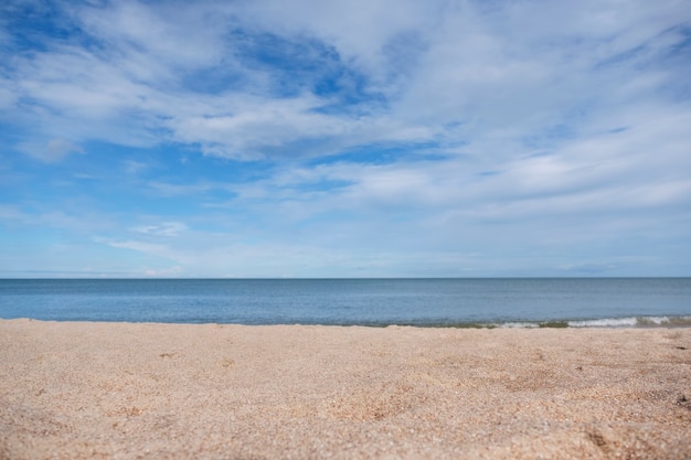 Image paysage de sable sur la plage tropicale avec fond bleu de la mer et du ciel