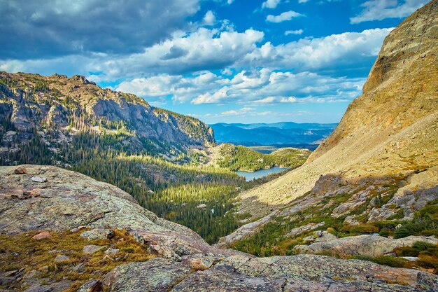 Image de paysage de vue sur la montagne avec lac et pins