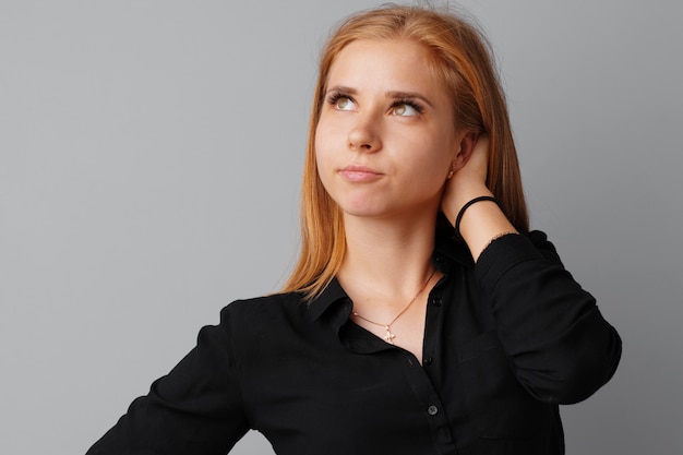 Image de la pensée jeune femme debout