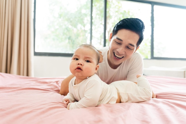 Image d'un père et d'un fils asiatiques à la maison