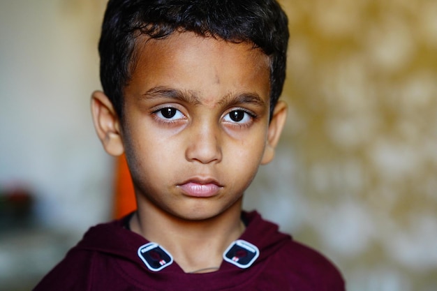 Image de petit bébé indien triste