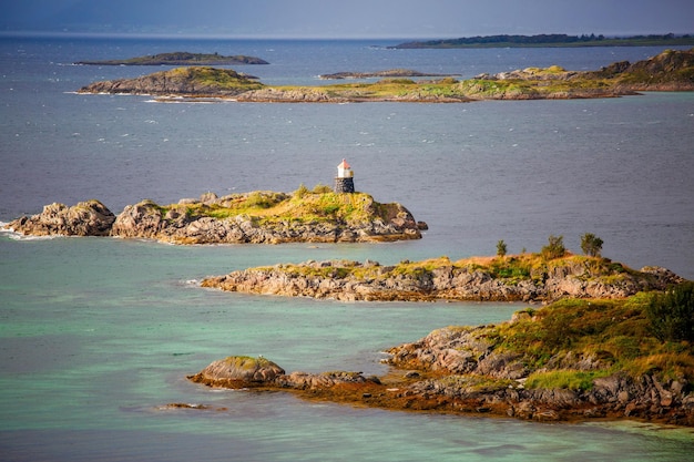 Image de phare sur la mer sur fond de rochers et de ciel bleu