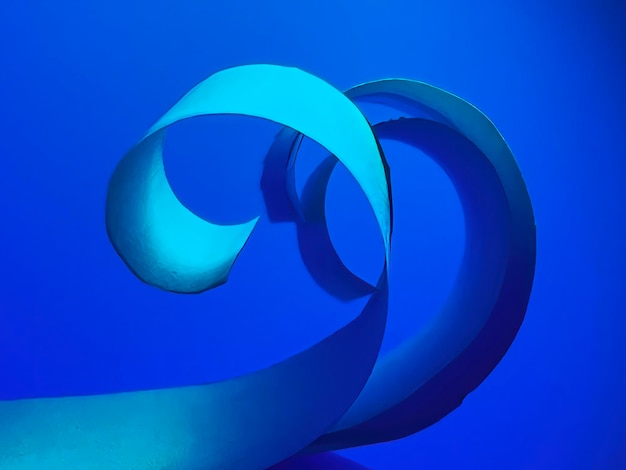 Image ou photographie de haute qualité de ruban en spirale de papier bleu frais coloré vibrant